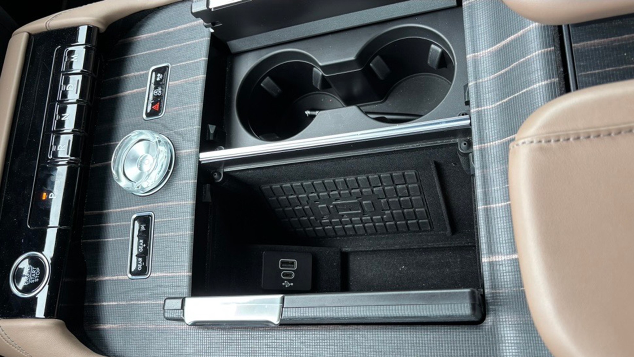 2025 Lincoln Navigator phone charger