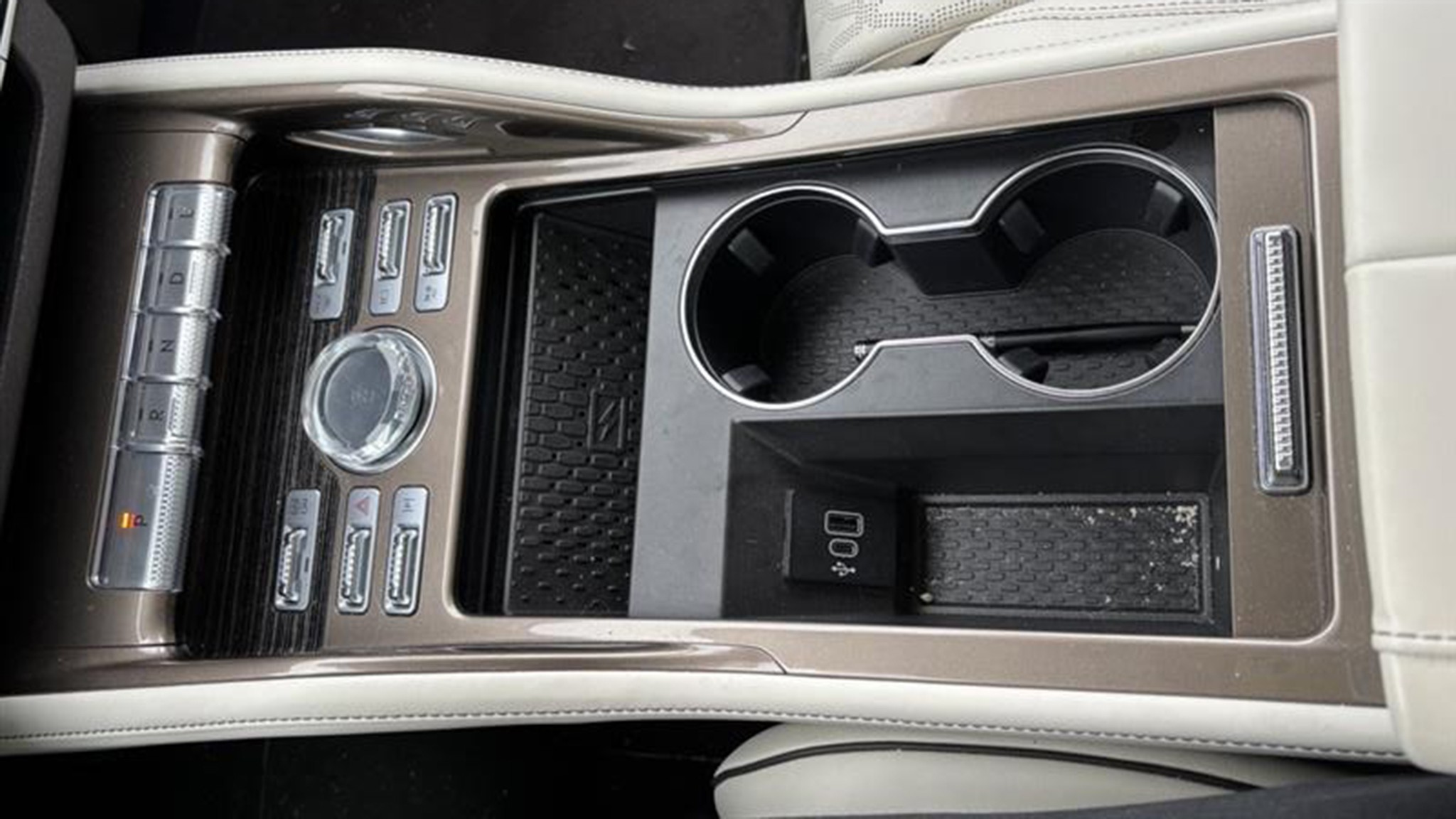 2025 Lincoln Nautilus  phone charger