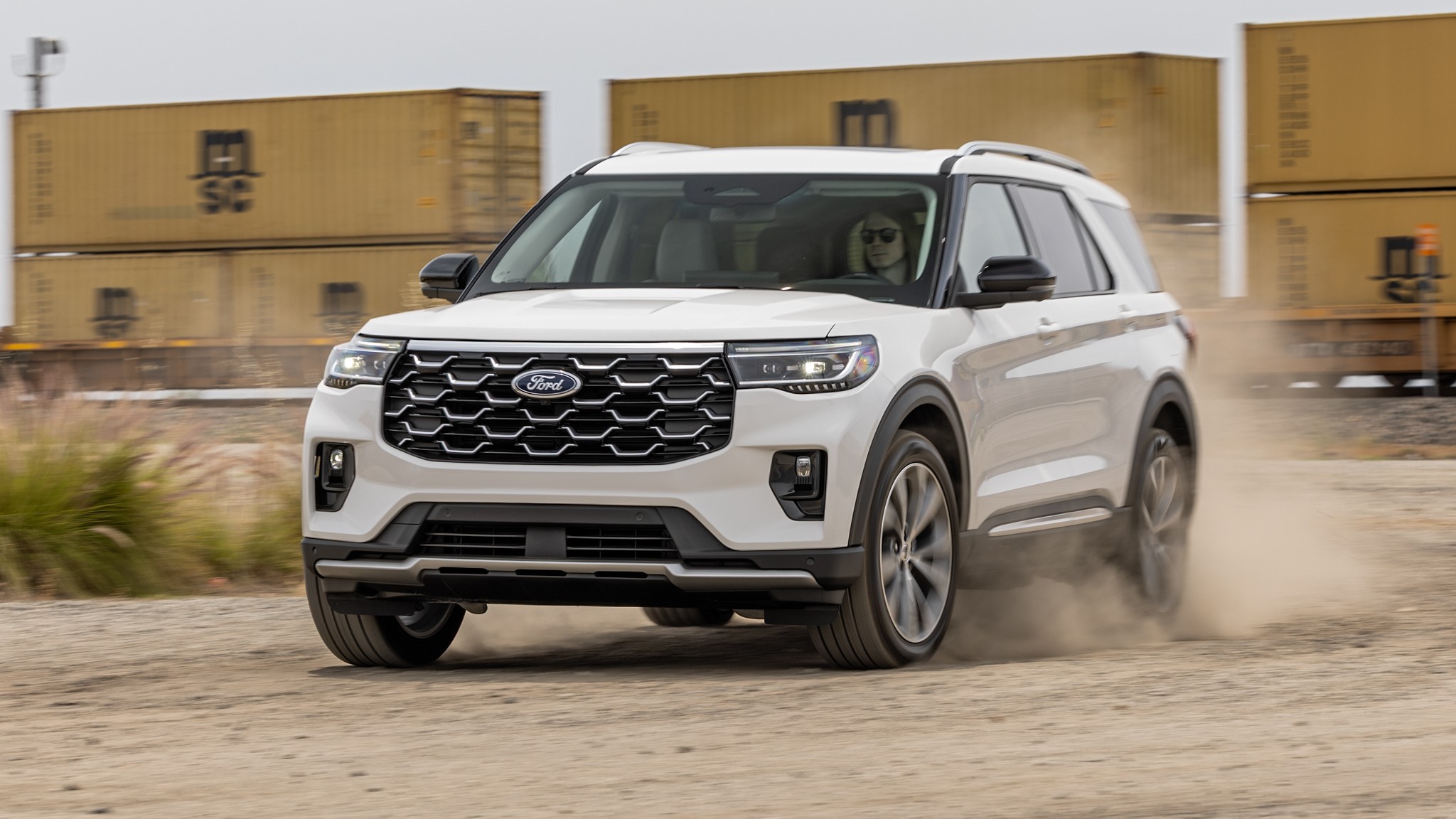 003 2025 Ford Explorer Platinum Front Three Quarter Action