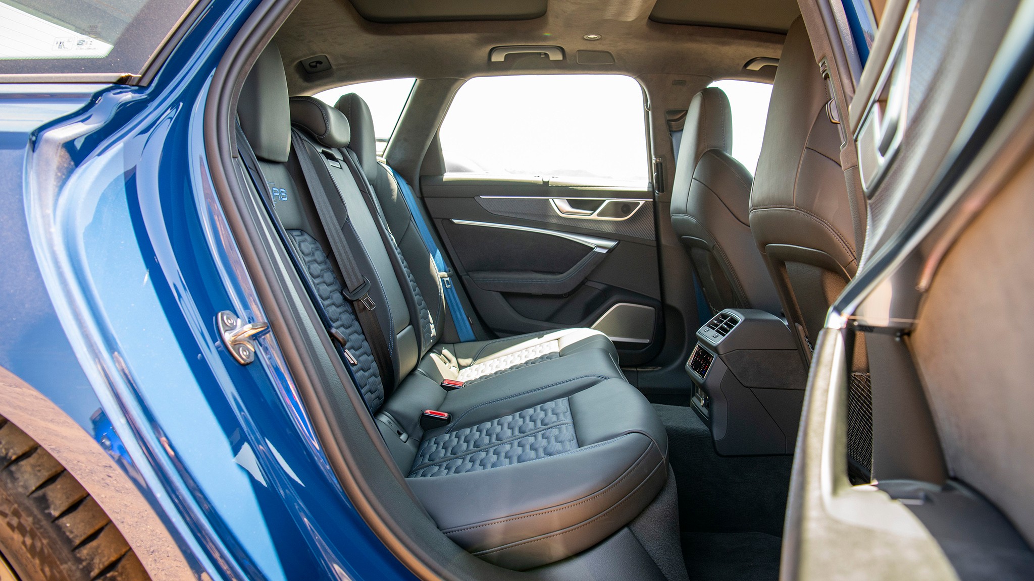 042 2025 Audi RS6 Comparo