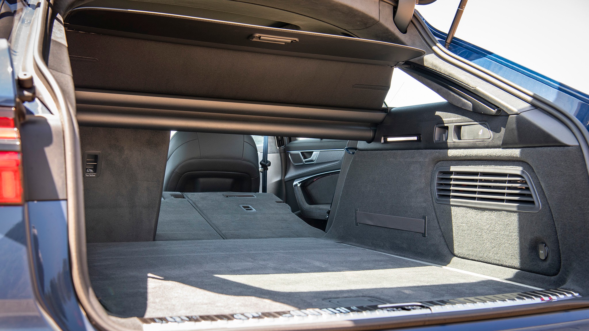 043 2025 Audi RS6 Comparo