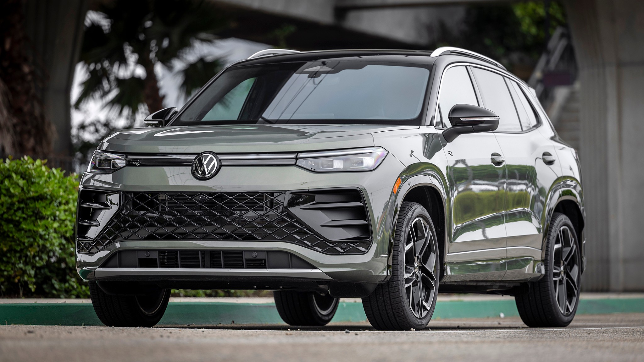 001 2025 Volkswagen Tiguan SEL R Line