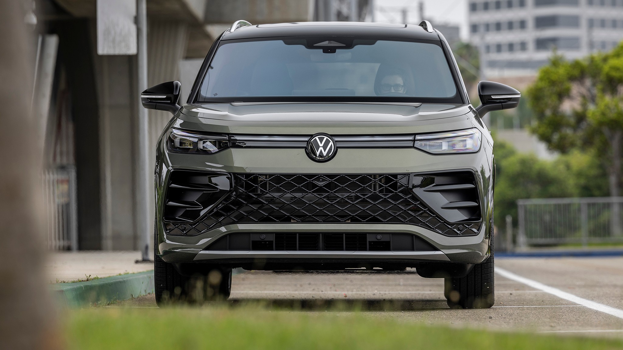 002 2025 Volkswagen Tiguan SEL R Line