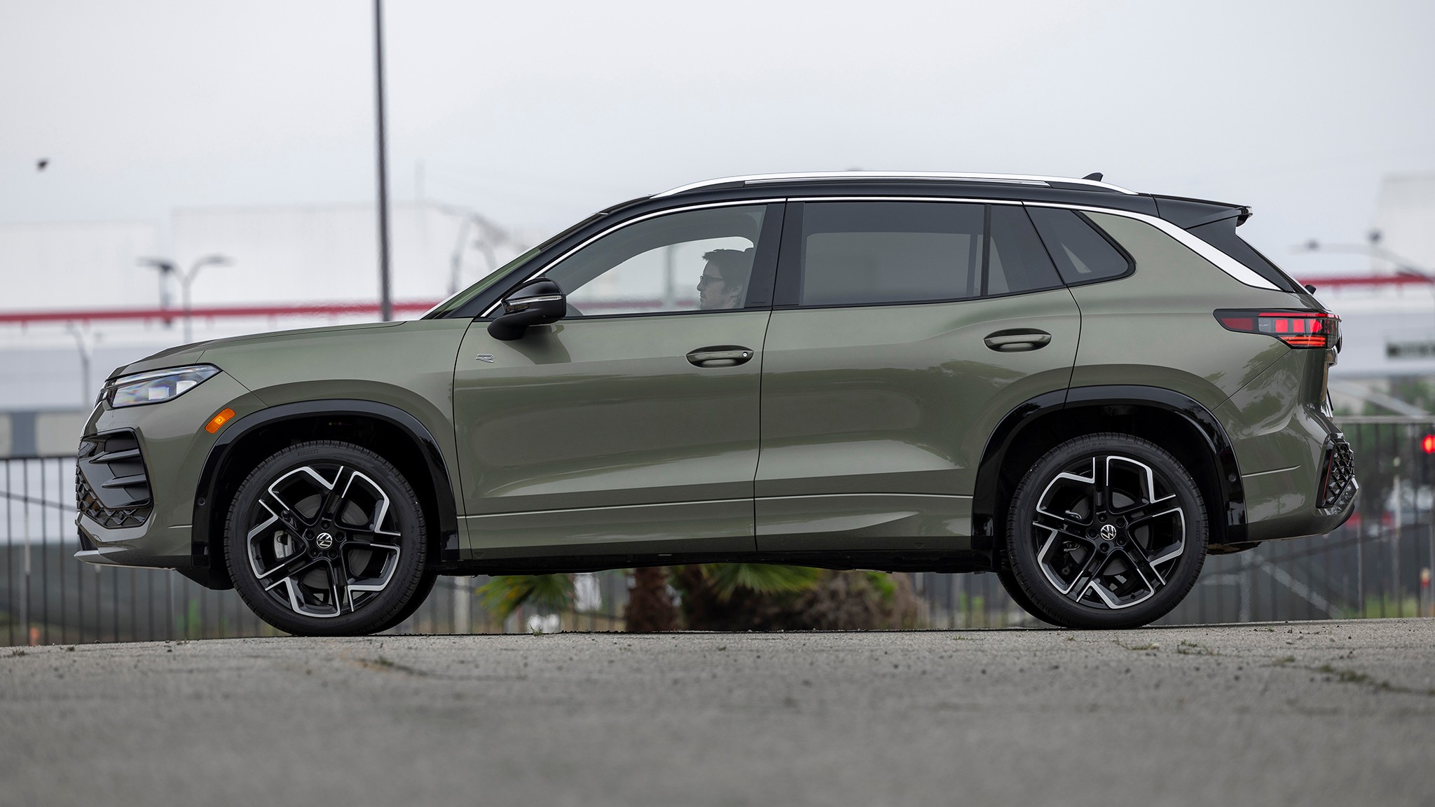 004 2025 Volkswagen Tiguan SEL R Line