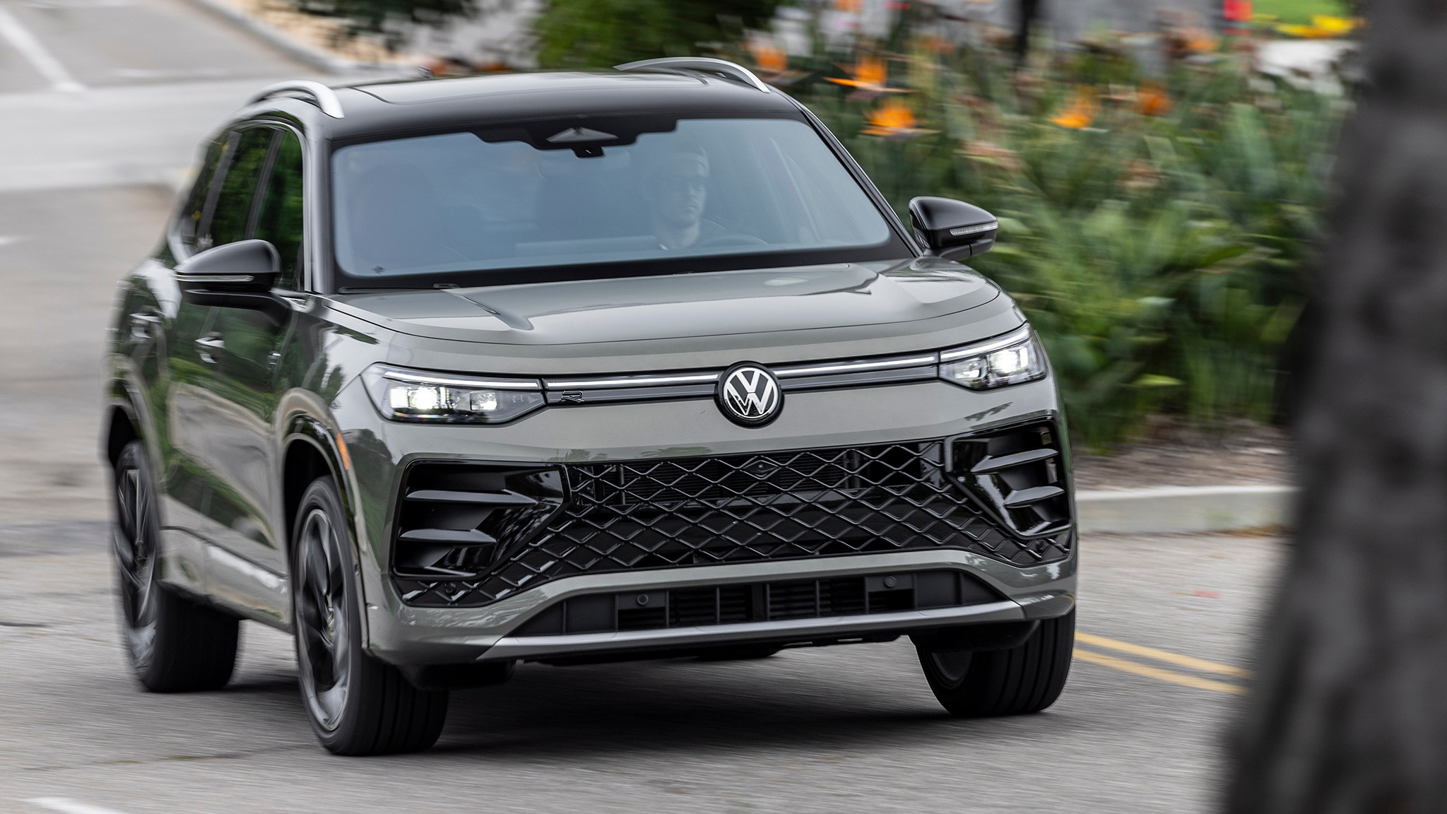 010 2025 Volkswagen Tiguan SEL R Line