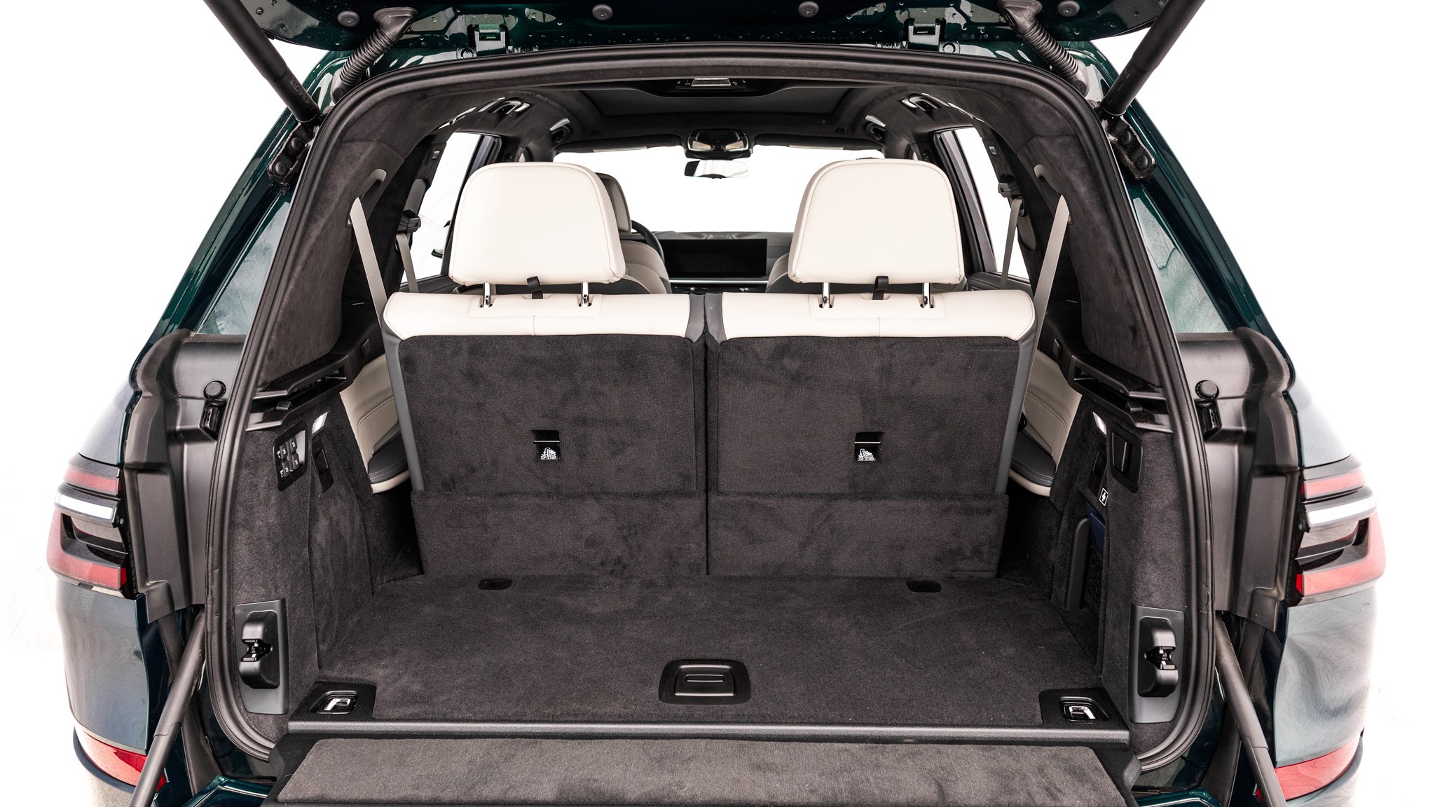 033 2025 BMW Alpina XB7