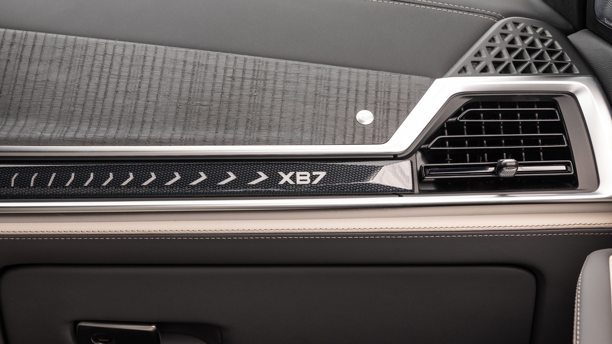 027 2025 BMW Alpina XB7