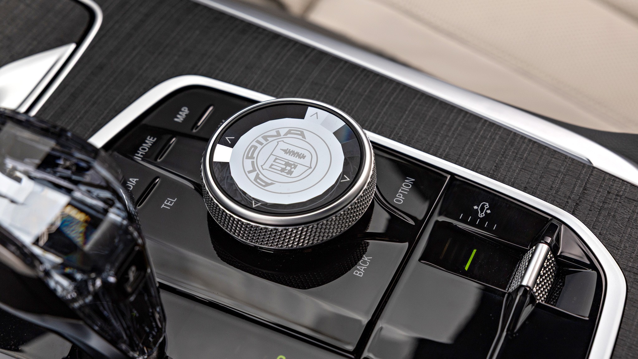 031 2025 BMW Alpina XB7