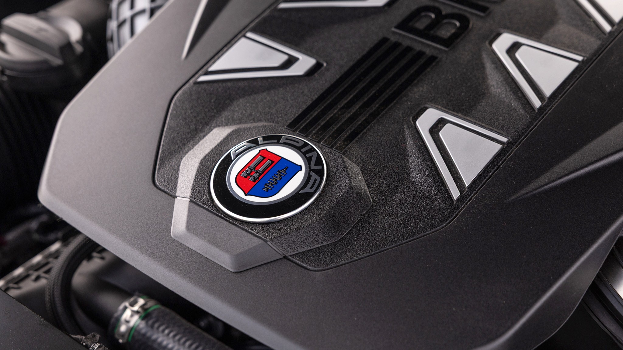 035 2025 BMW Alpina XB7