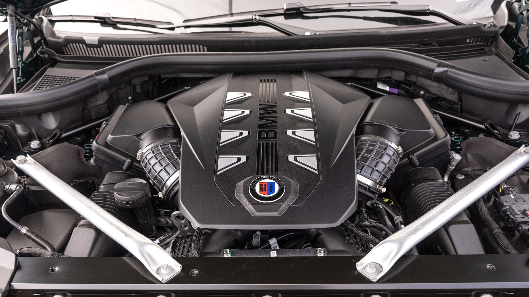 036 2025 BMW Alpina XB7