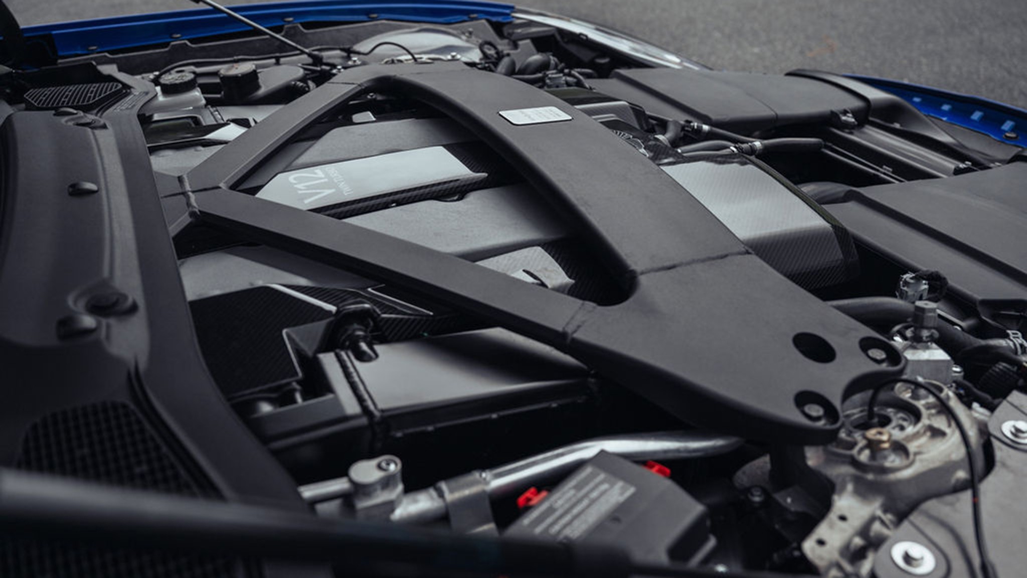 48 2026 Aston Martin Vanquish Volante Morpheus Blue fd