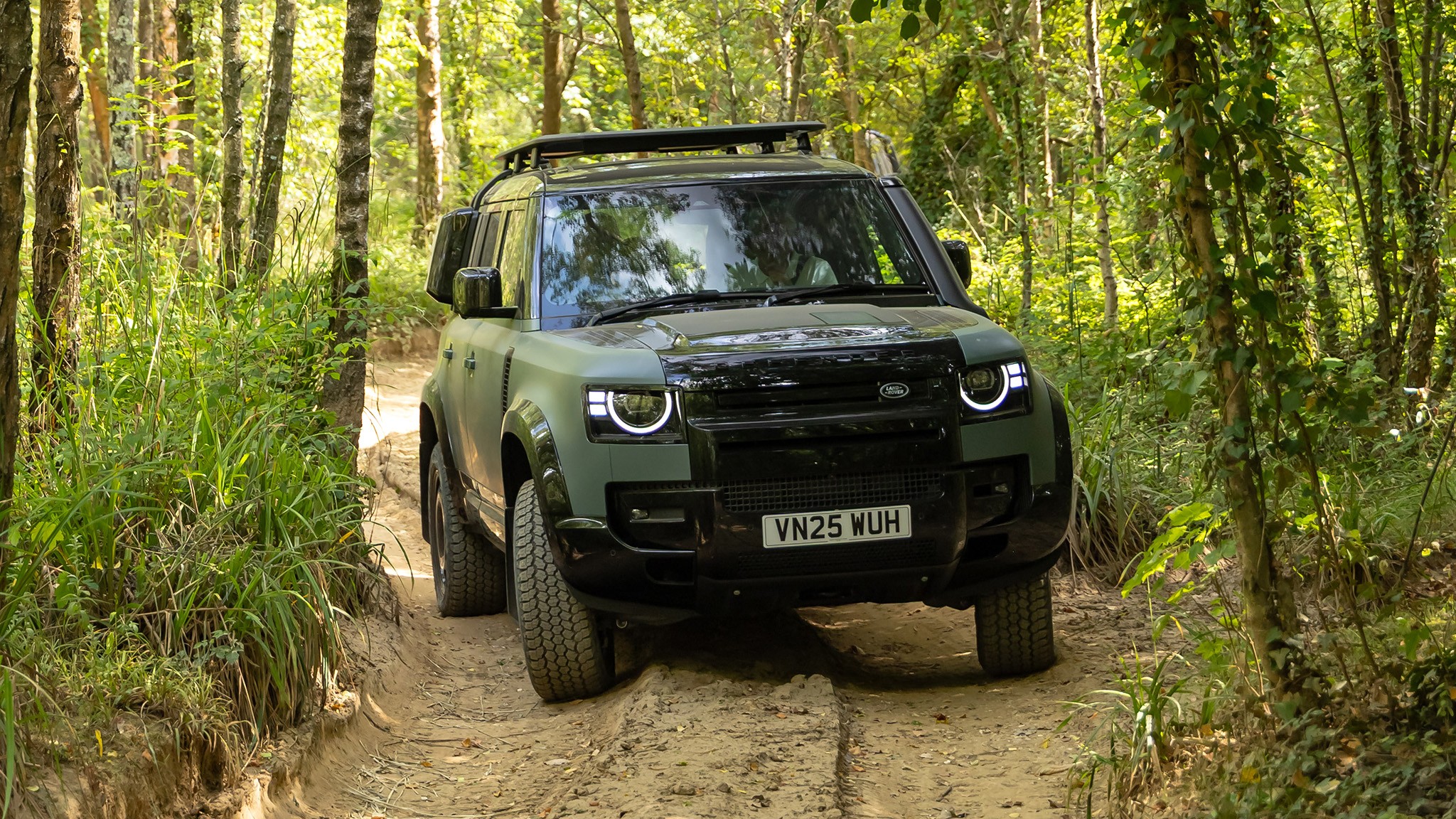 33 2026 Land Rover Defender Trophy