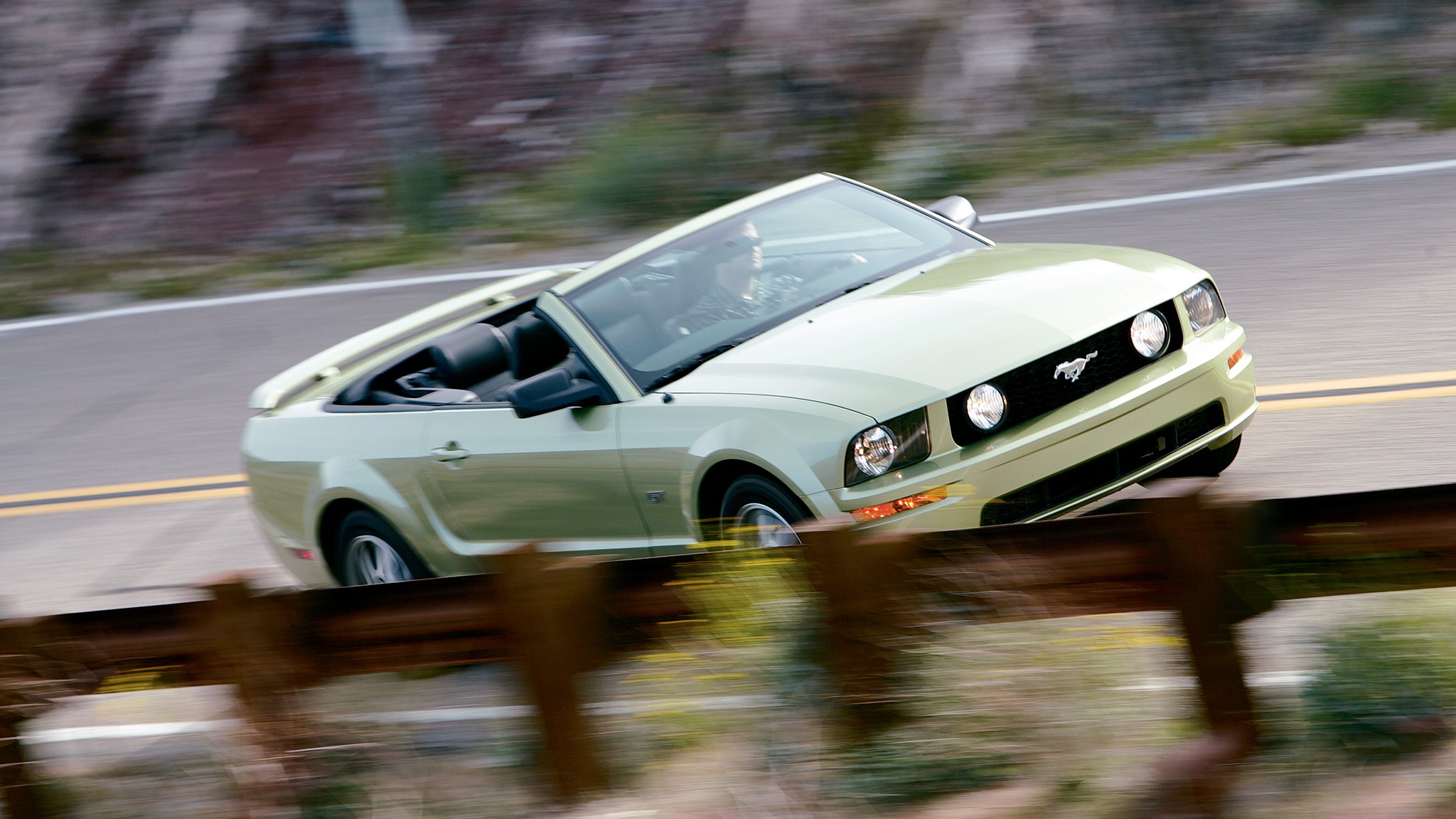 015 2005 nissan 350z ford mustang