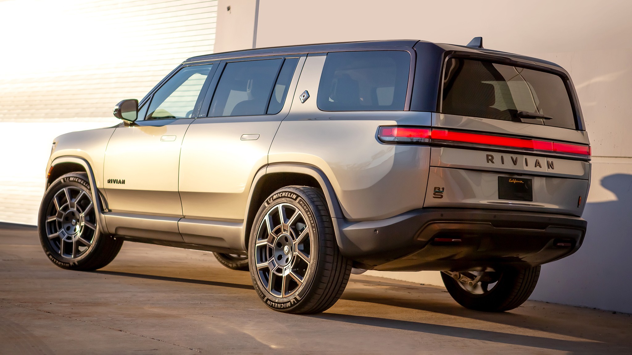 2026 Rivian R1S PEBBLE BLOG EXTERIOR SHOT3 1