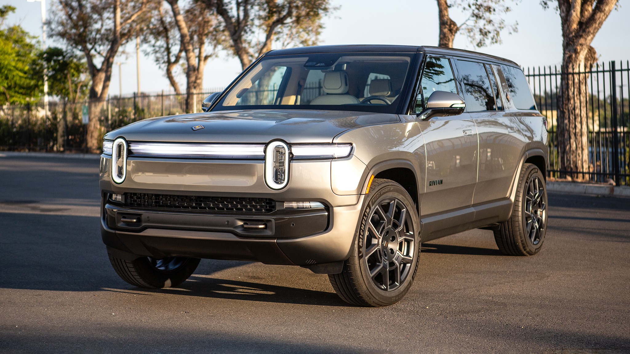 2026 Rivian R1S PEBBLE BLOG EXTRIOR SHOT1 1
