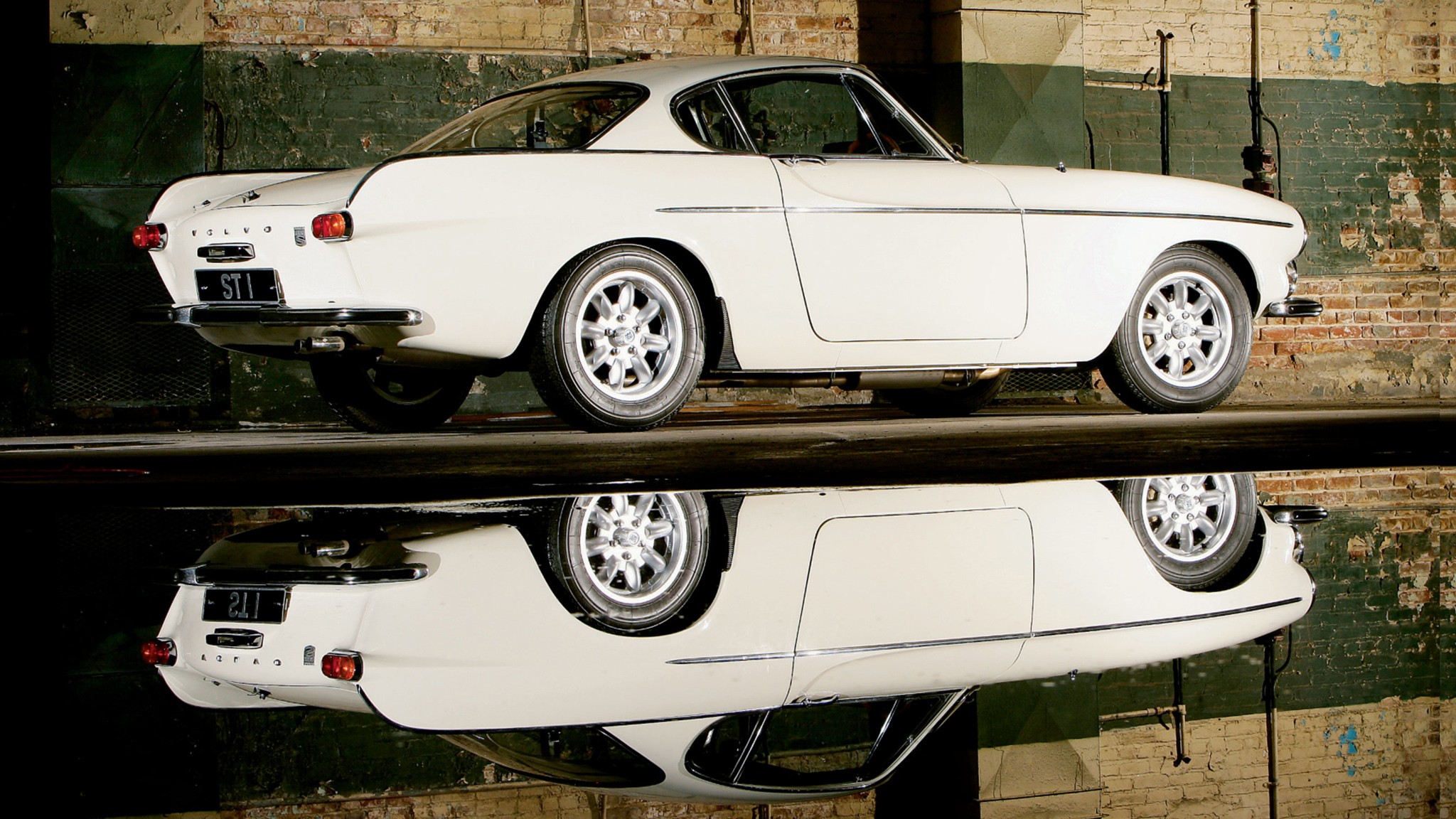 003 roger moore volvo p1800 saint side view reflection refurb