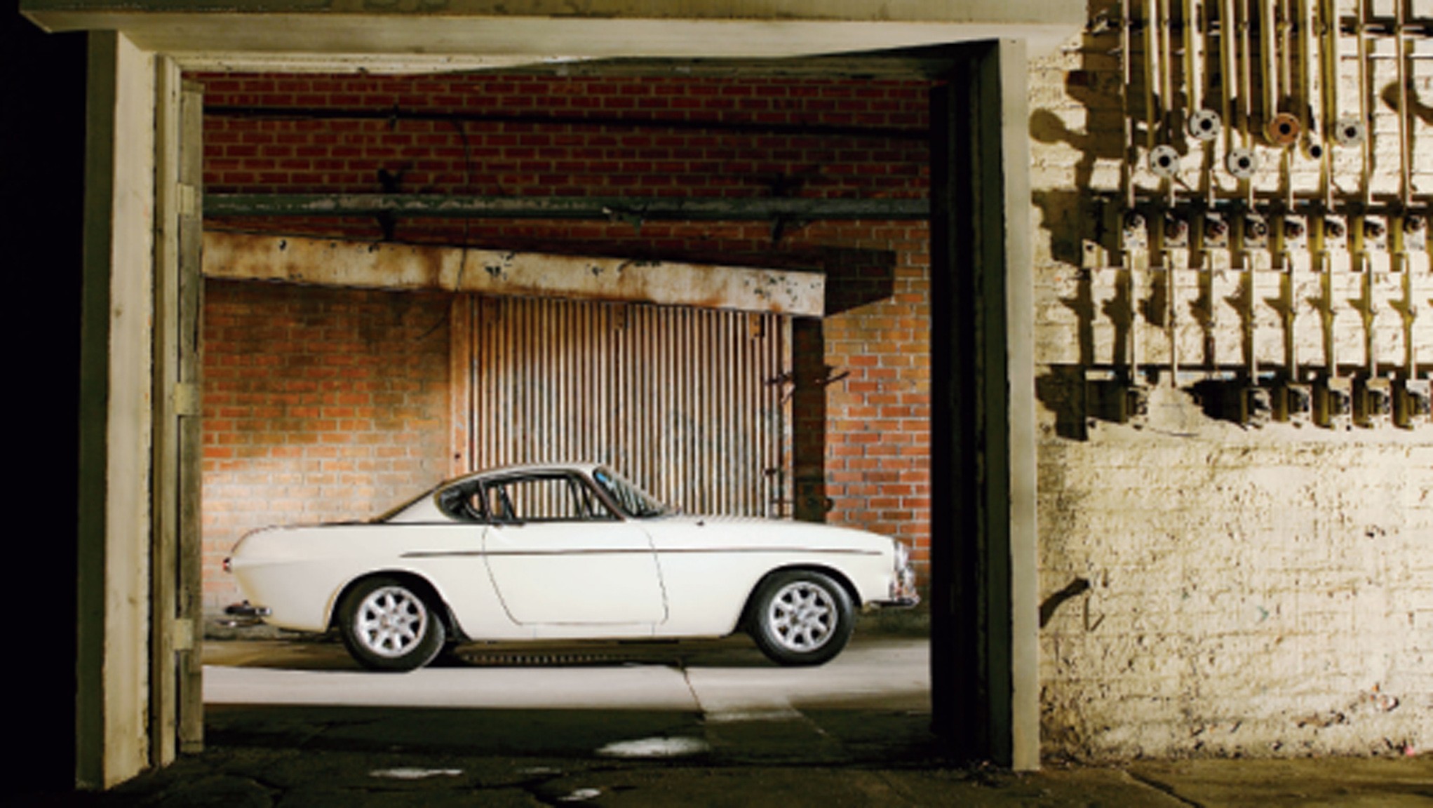 007 roger moore volvo p1800 saint side view refurb