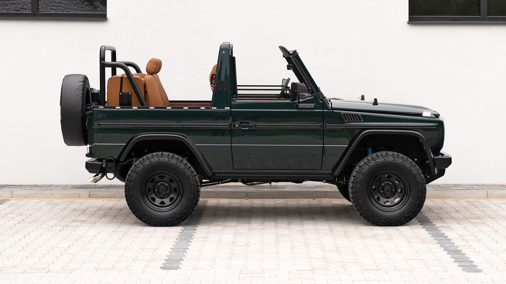 2B 004 Convertible Mercedes 250GD RacingGreen 066918