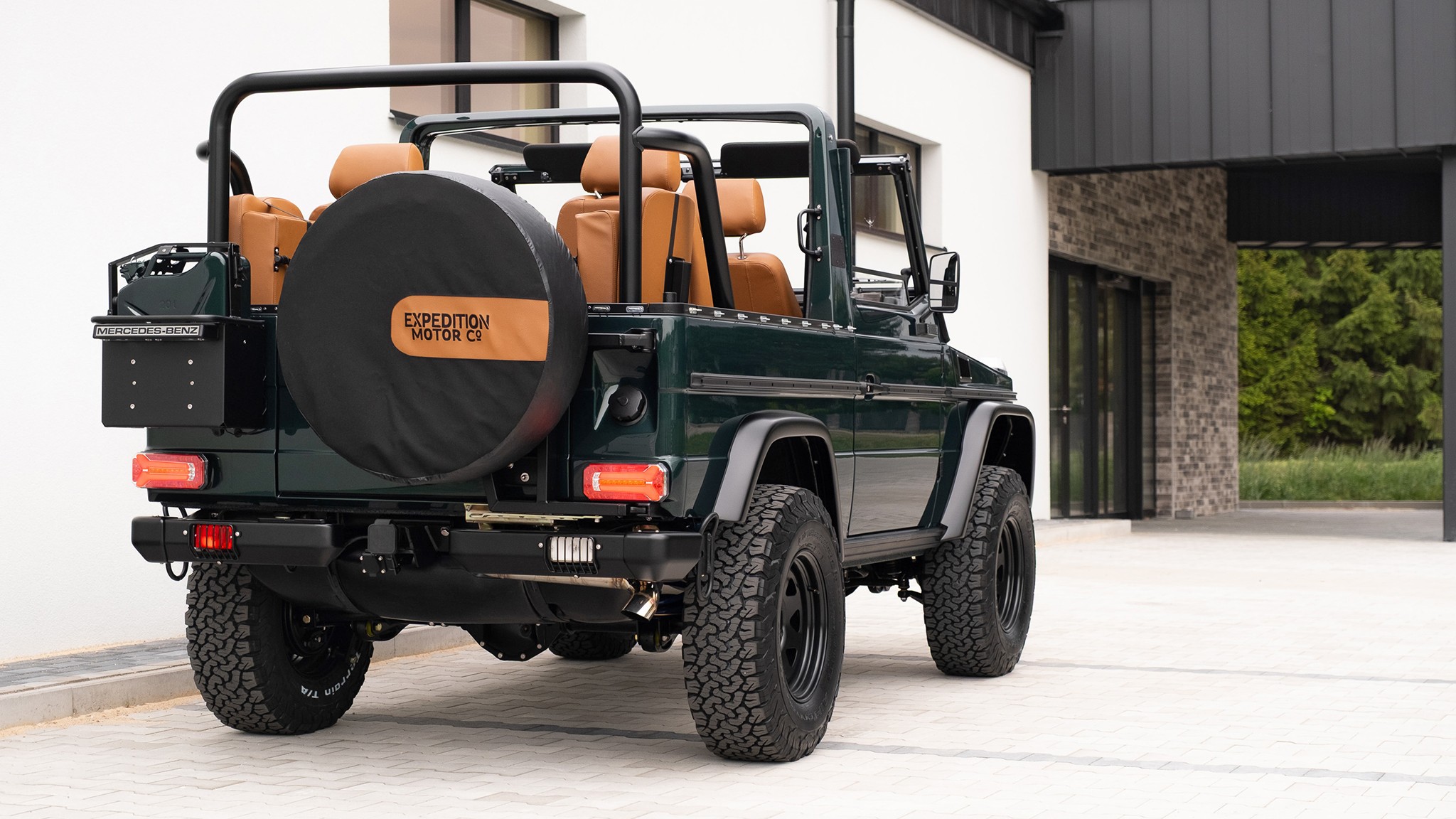 2B 012 Convertible Mercedes 250GD RacingGreen 066918