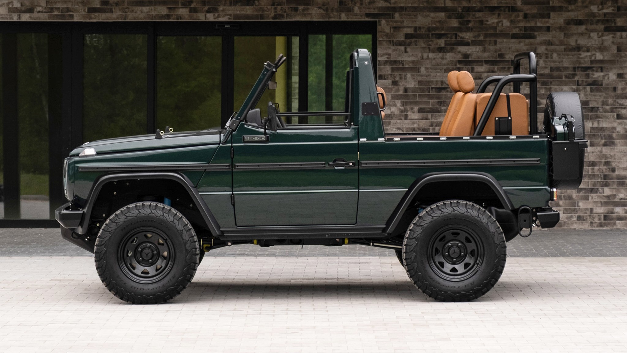 2B 003 Convertible Mercedes 250GD RacingGreen 066918