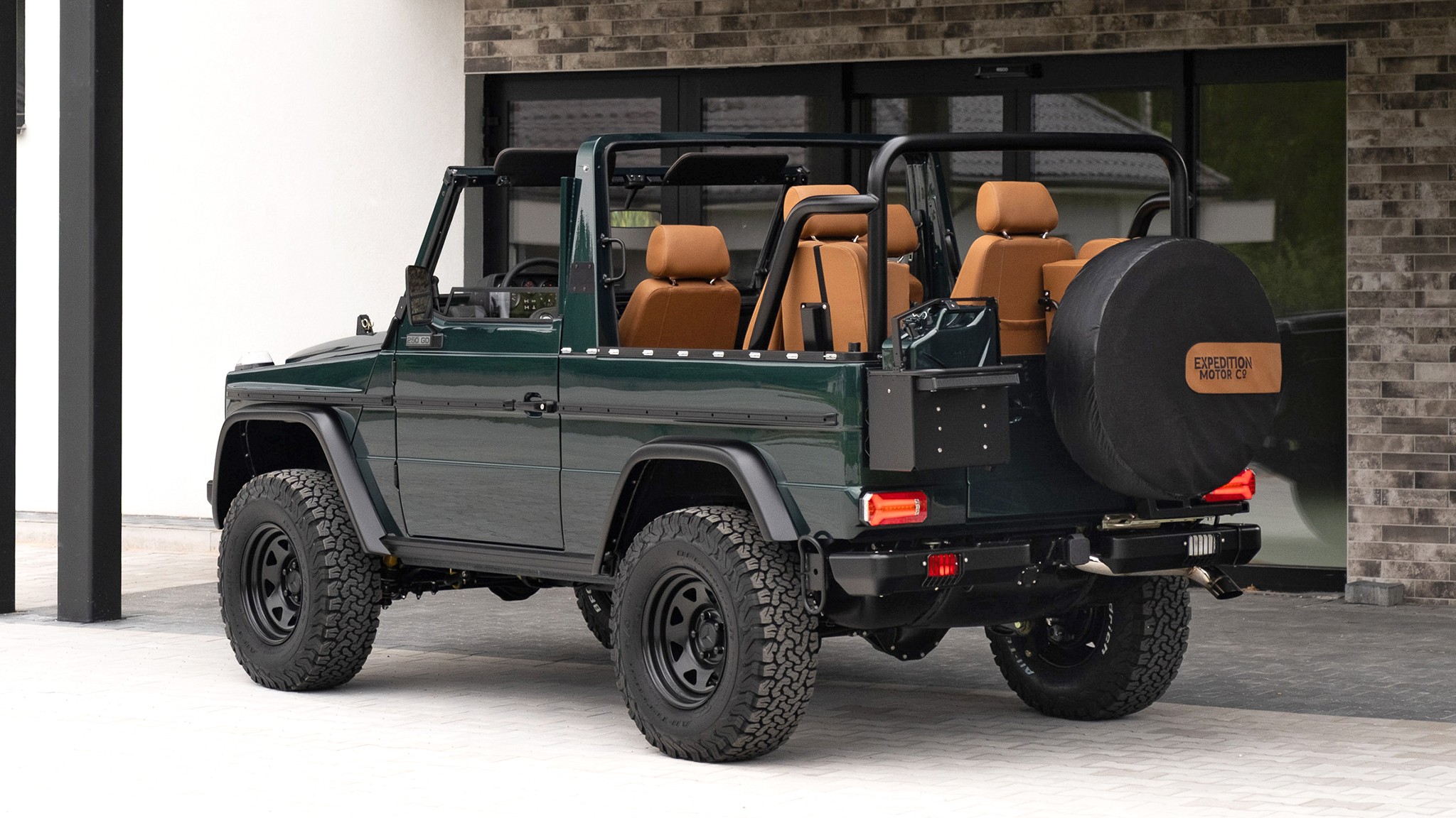 2B 008 Convertible Mercedes 250GD RacingGreen 066918