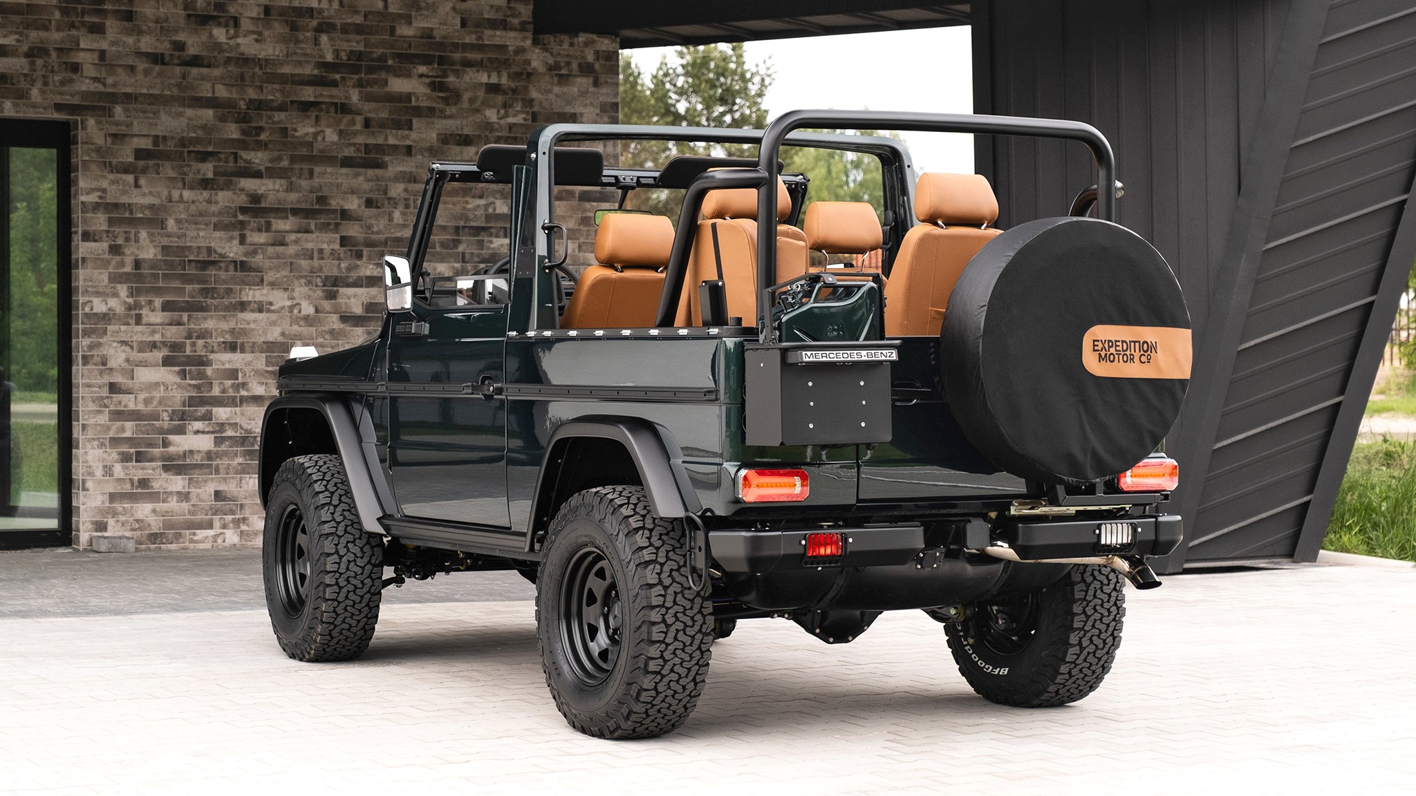 2B 009 Convertible Mercedes 250GD RacingGreen 066918