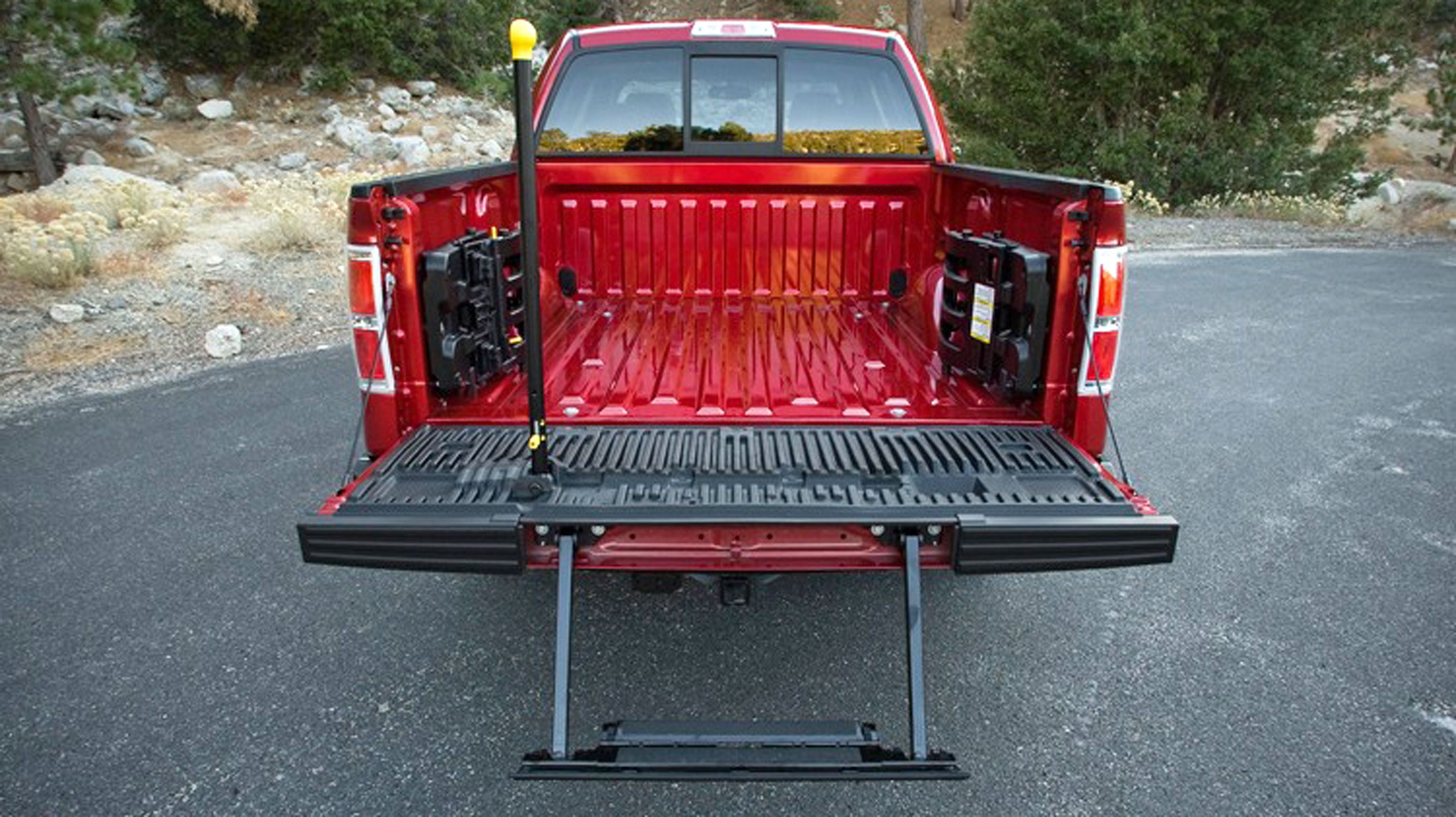 002 Modern pickup truck tailgate problems