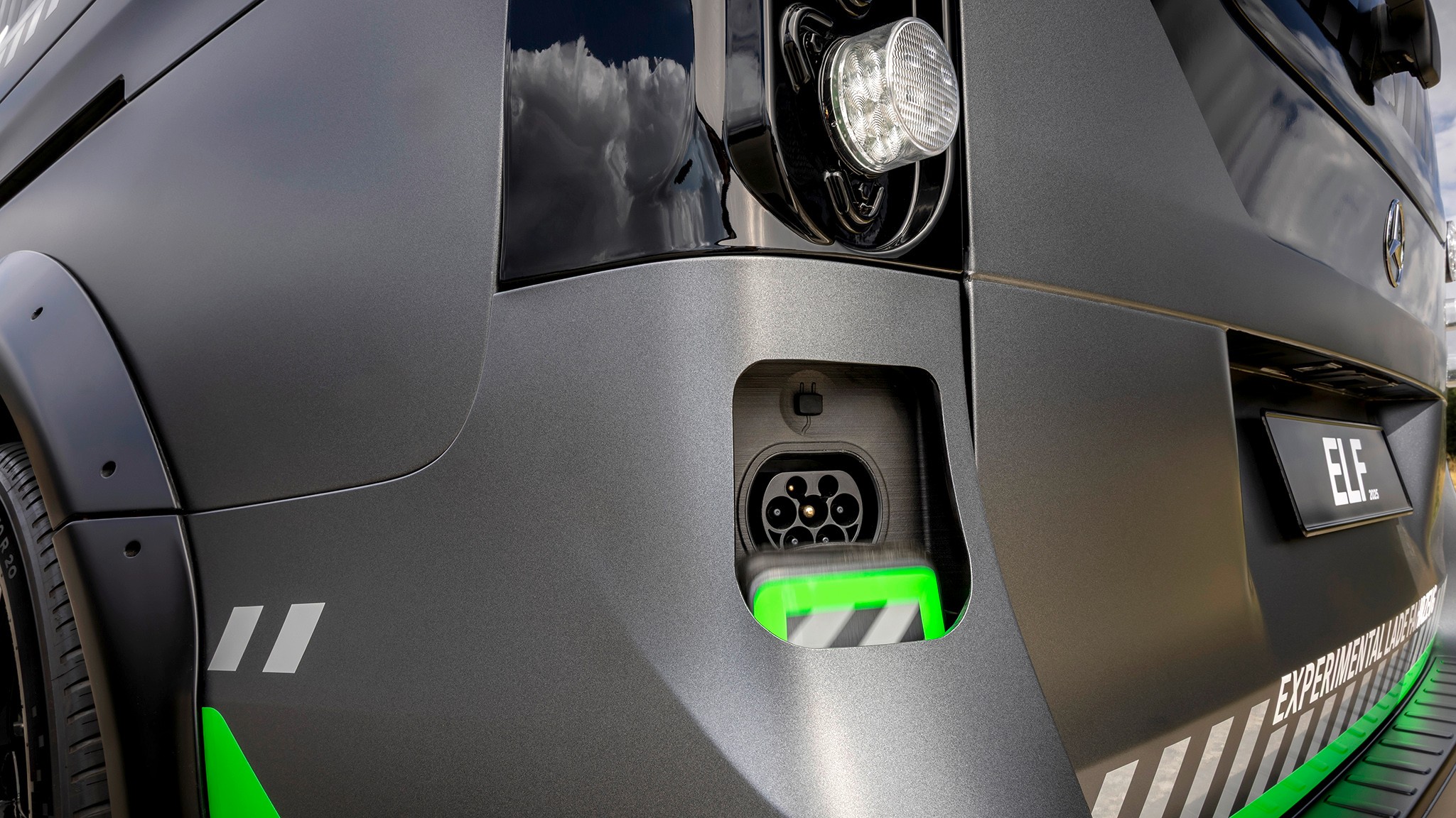 8 mercedes 600kw fast charger