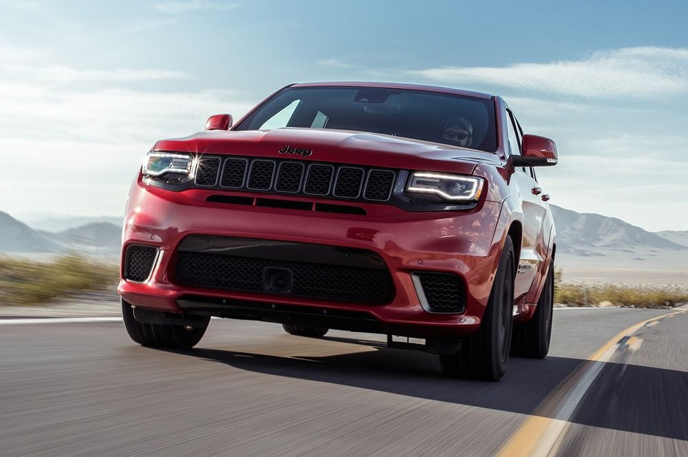 2018 Jeep Grand Cherokee Trackhawk front three quarter in motion 2