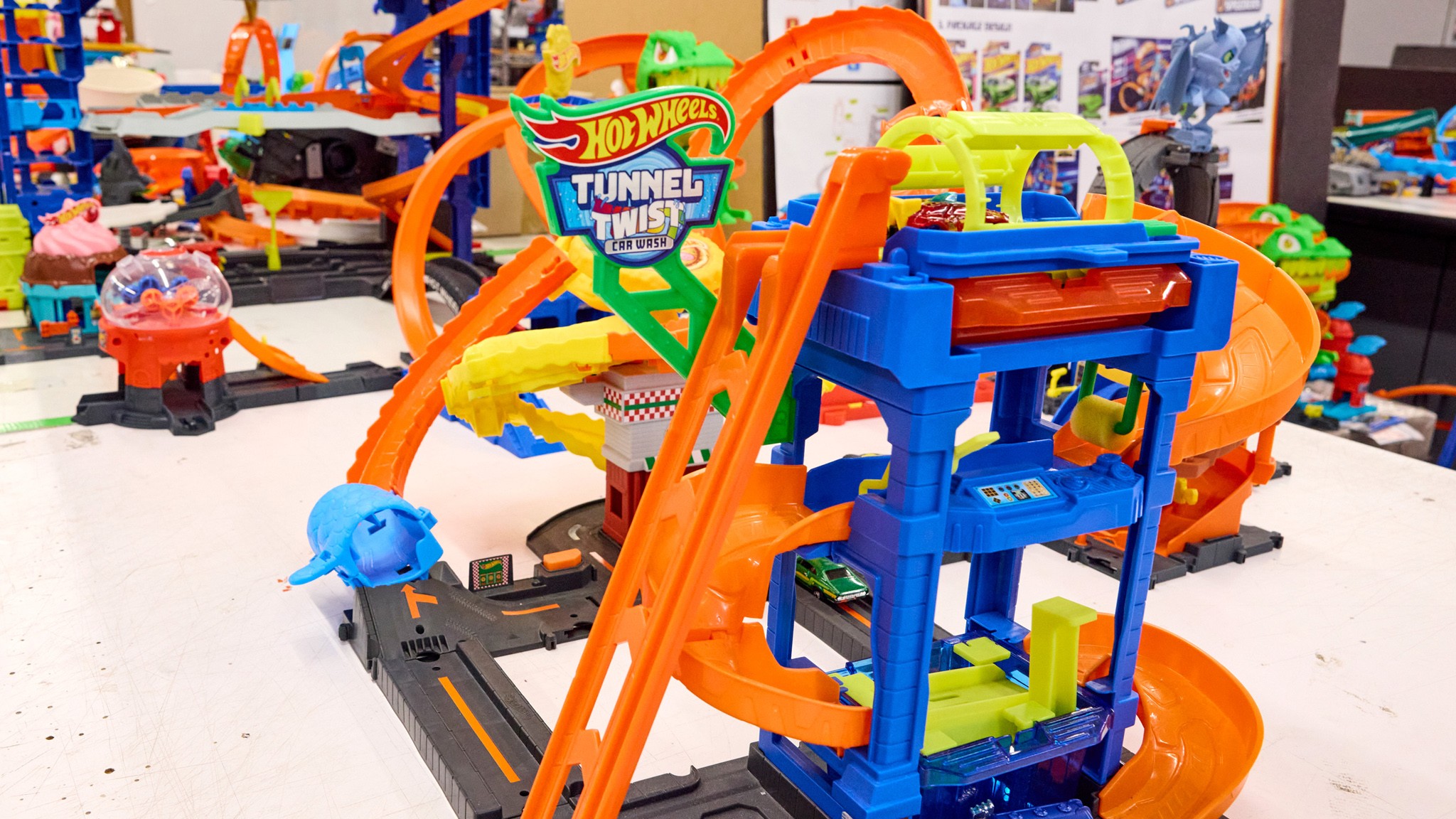 Hot Wheels Track Tunnel Twist Car Wash 2