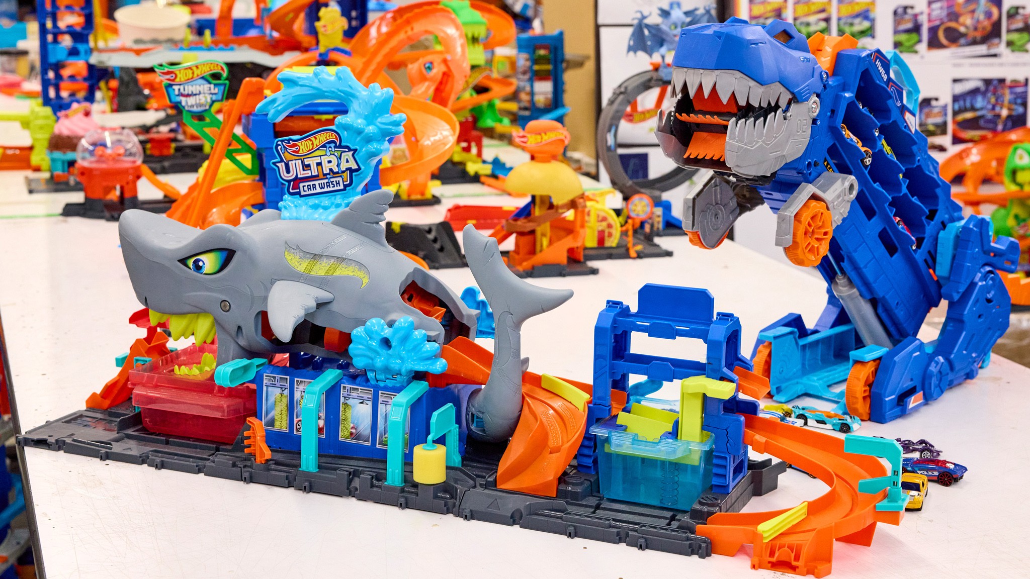 Hot Wheels Ultra Car Wash Track and Dino Carrier