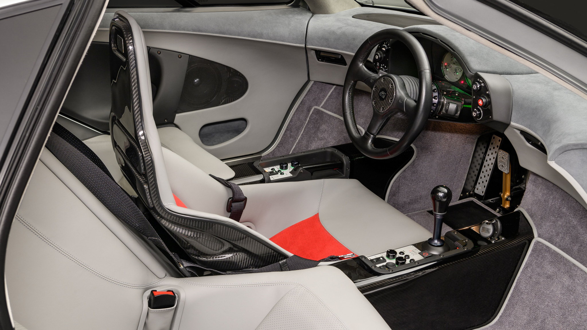 11291 Freshly restoredF1063topremiereatUKsHamptonCourtConcoursdElegance