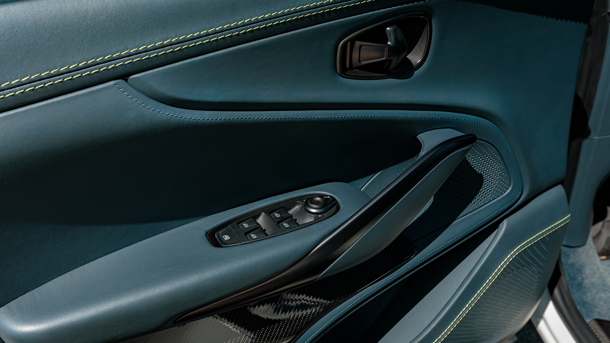 2023 Aston Martin DBX 707 29