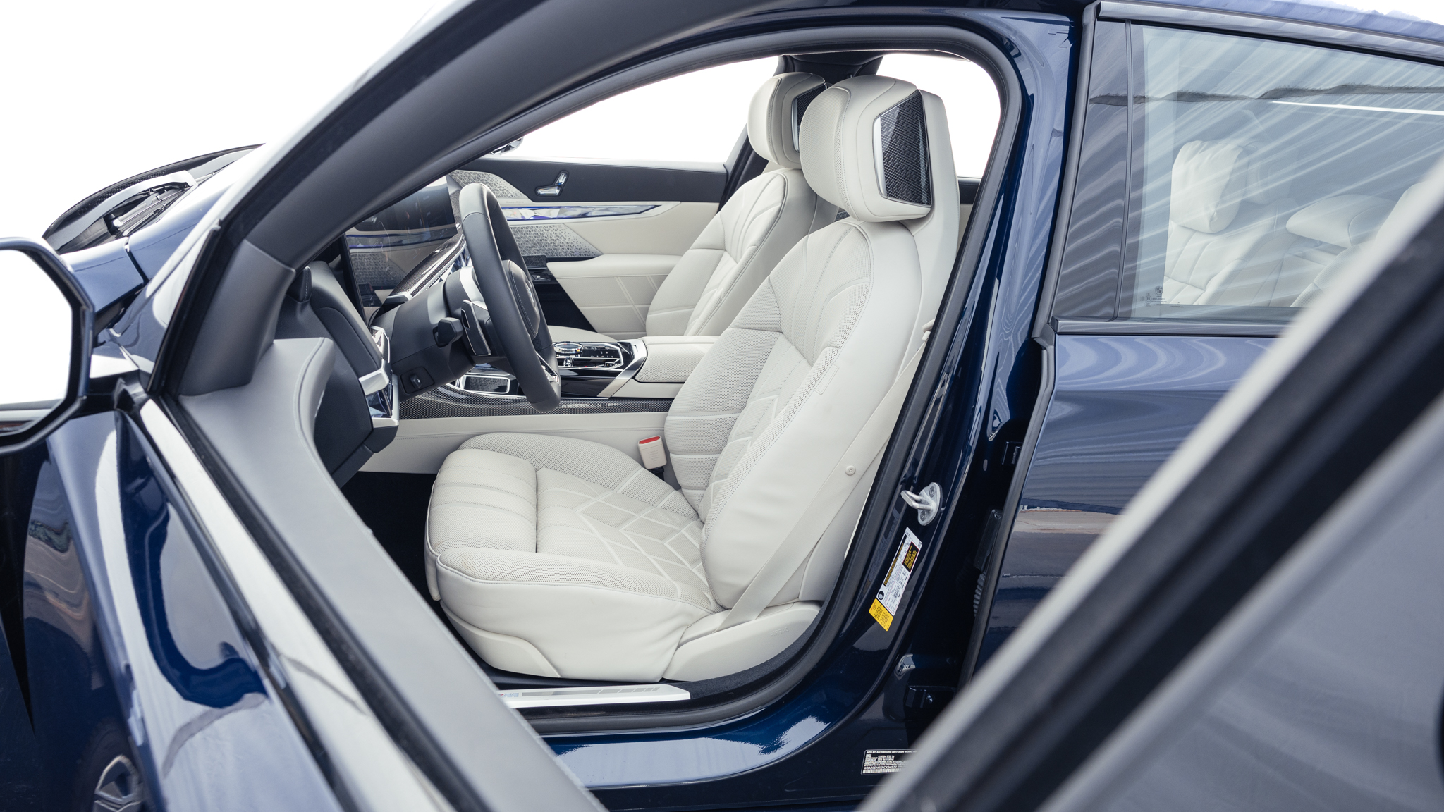 001 2024 BMW 740i sDrive front seats