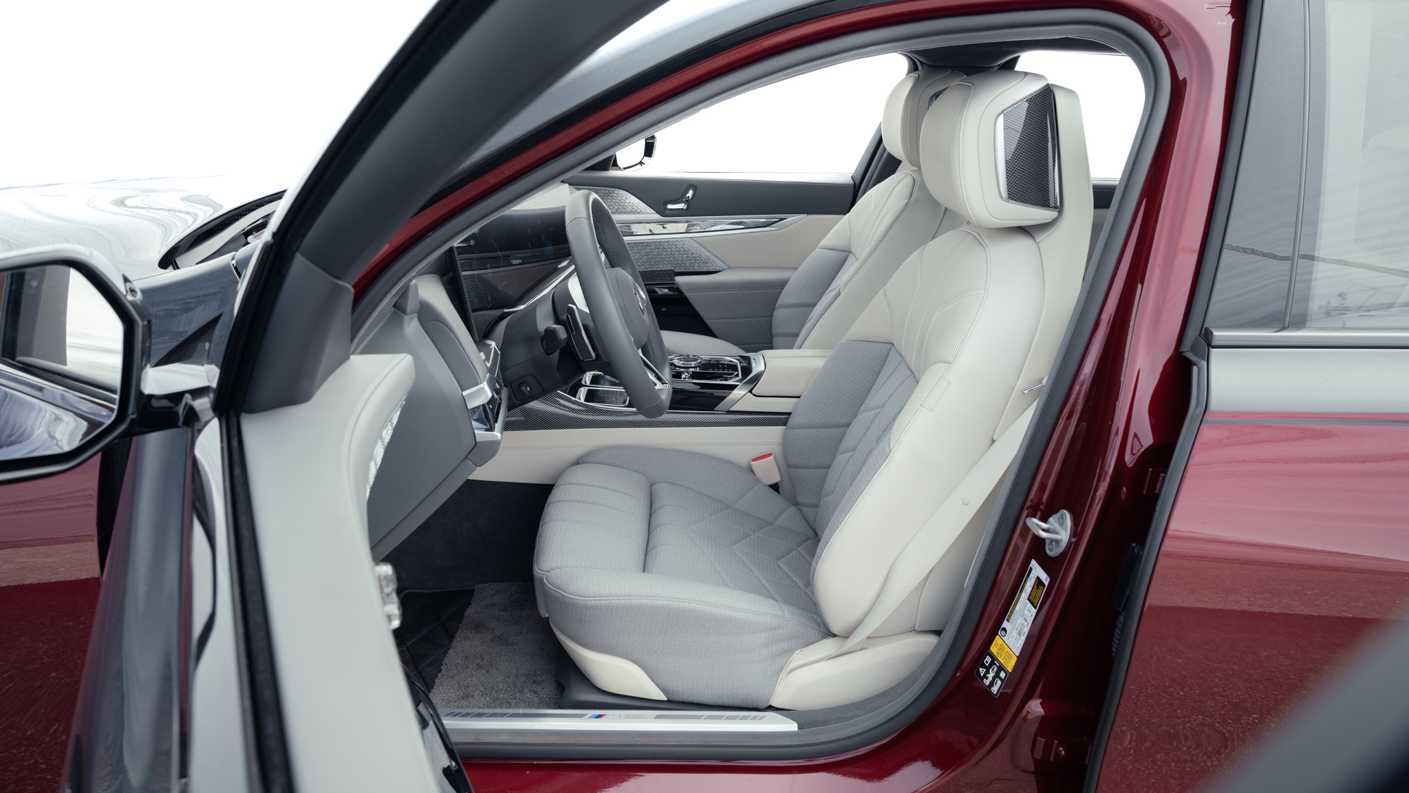 001 2024 BMW 760i xDrive front seats