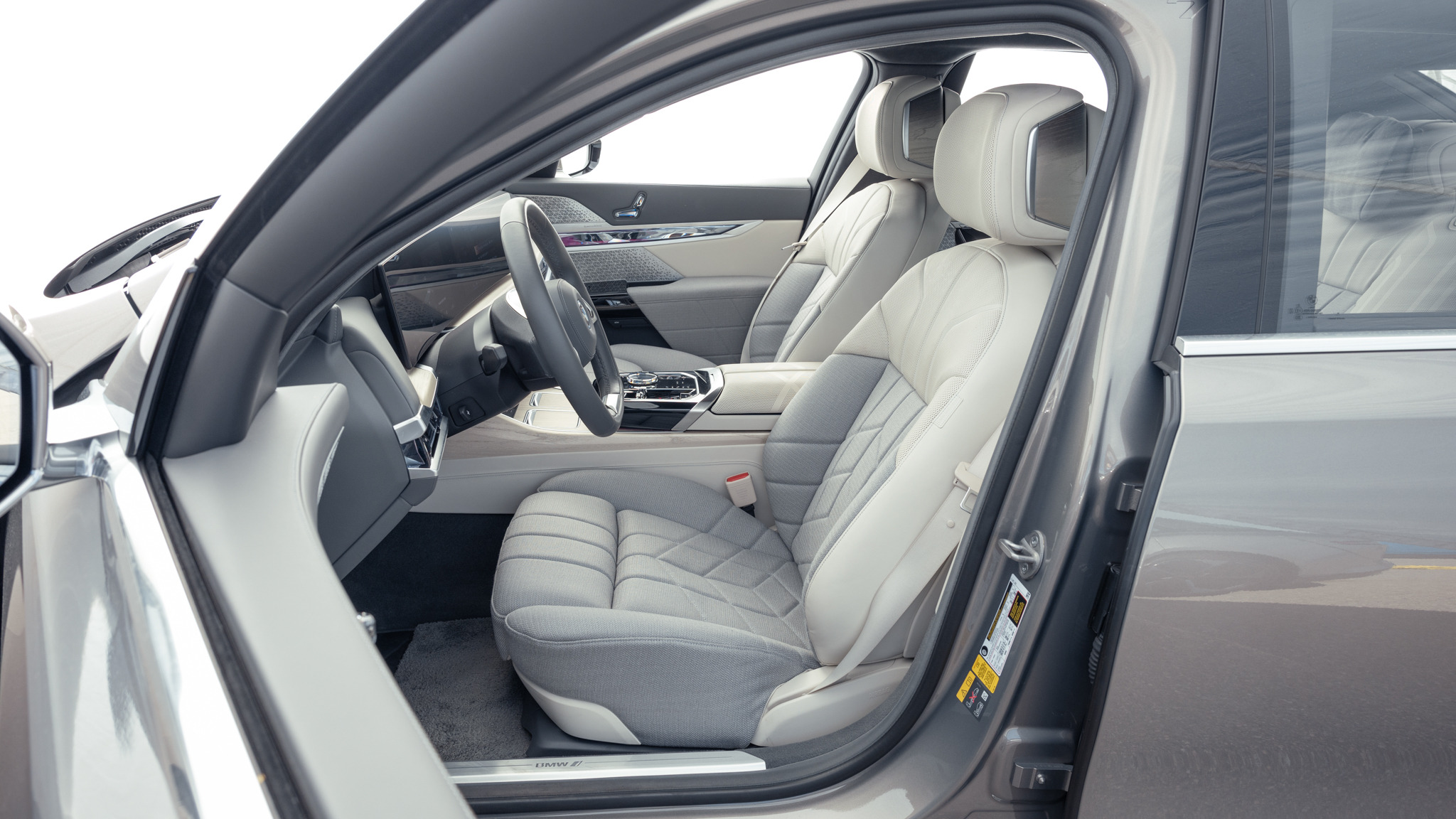 001 2024 BMW i7 xDrive60 front setas