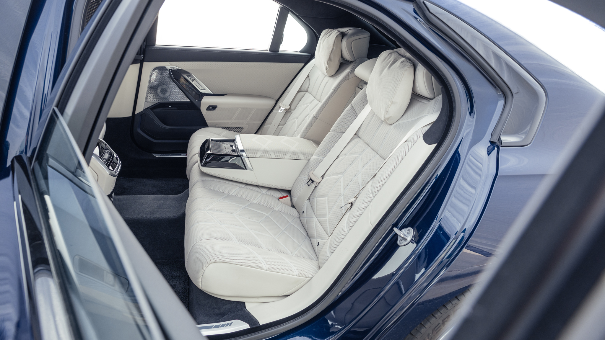 002 2024 BMW 740i sDrive rear rear seats