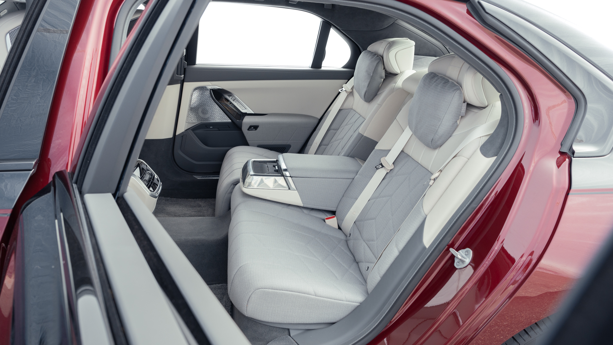 002 2024 BMW 760i xDrive rear seats