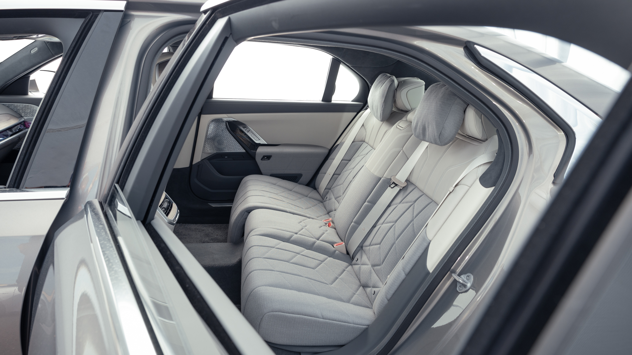 002 2024 BMW i7 xDrive60 rear seats