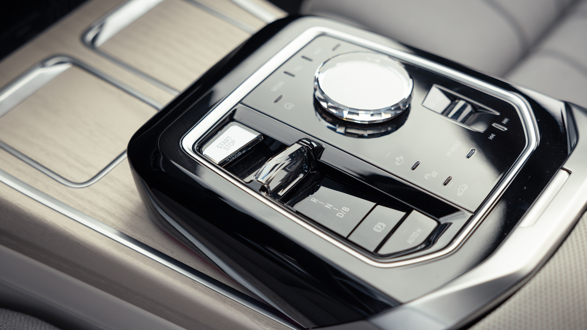 003 2024 BMW i7 xDrive60 gear shift