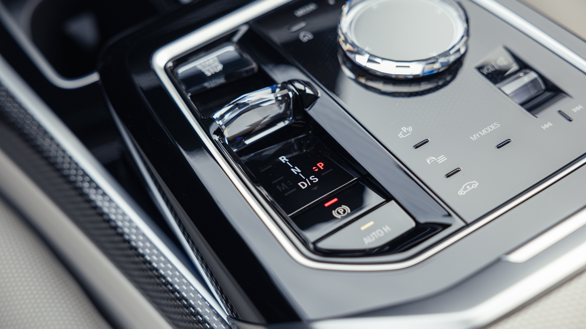 005 2024 BMW 740i sDrive gear shifter