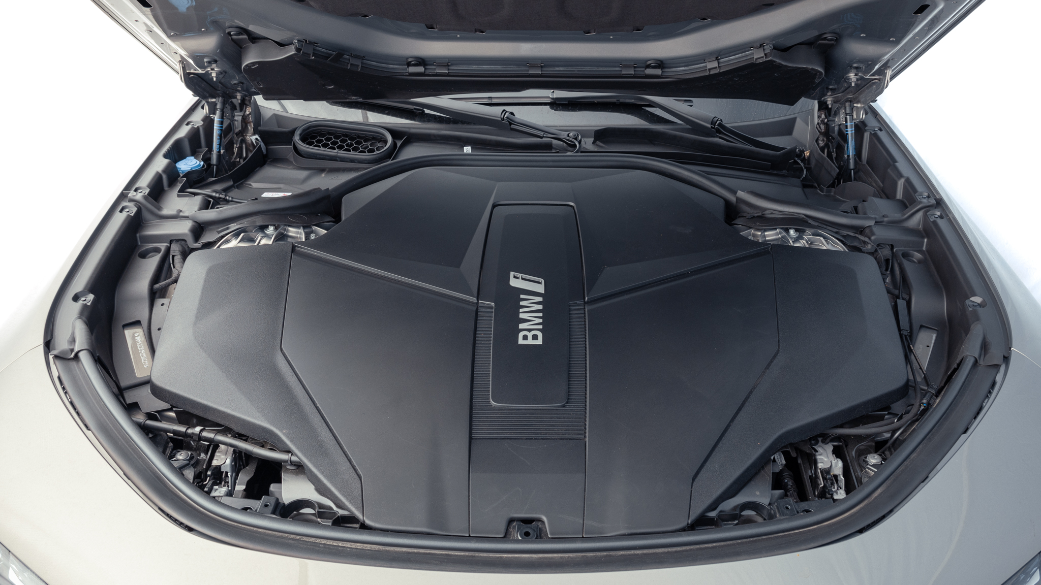 006 2024 BMW i7 xDrive60 under hood