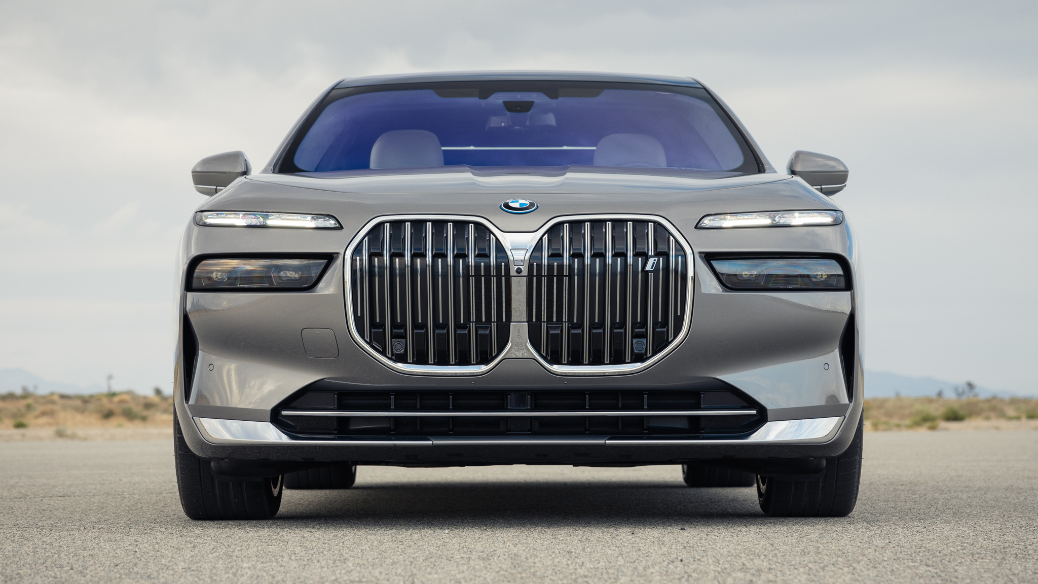 007 2024 BMW i7 xDrive60 front view