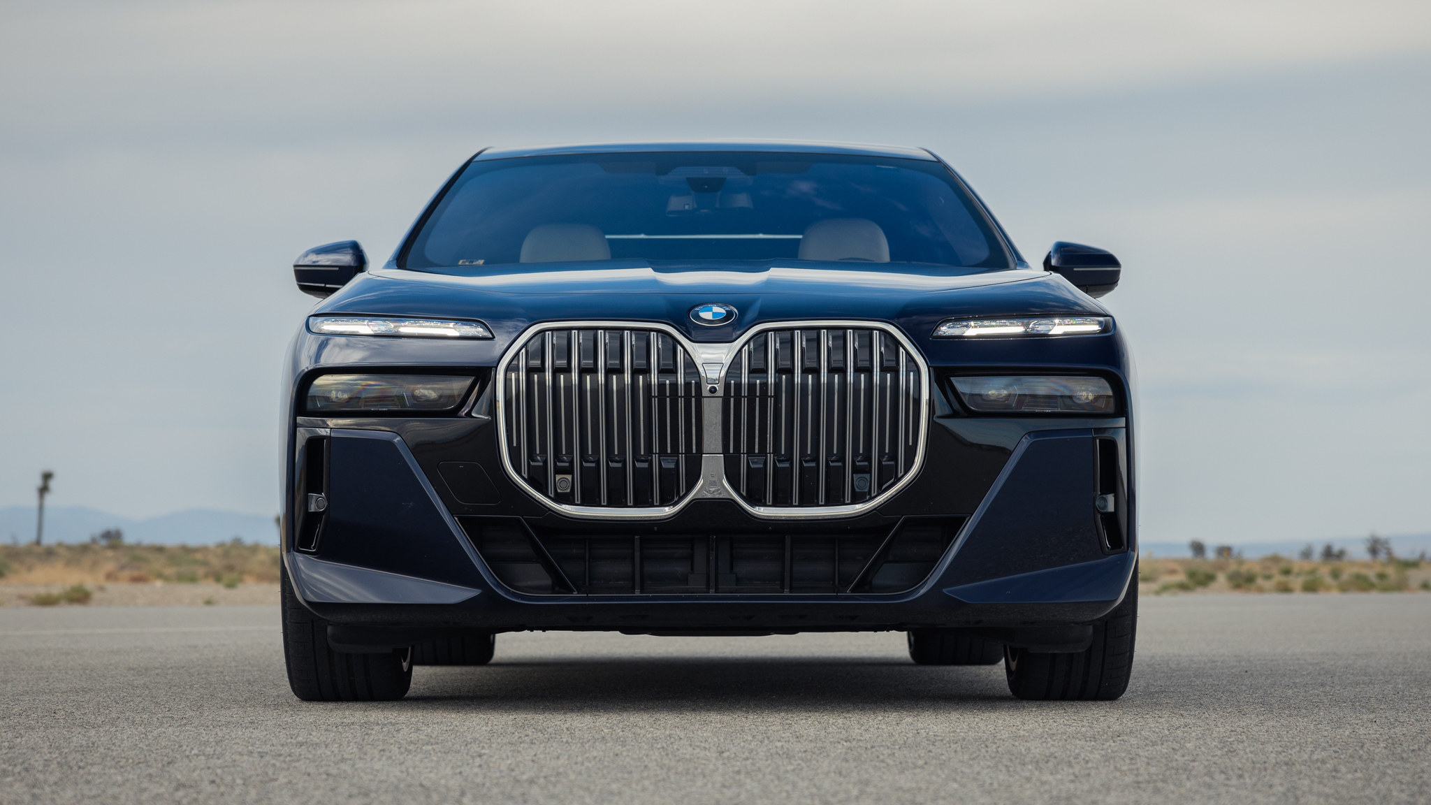 008 2024 BMW 740i sDrive front view