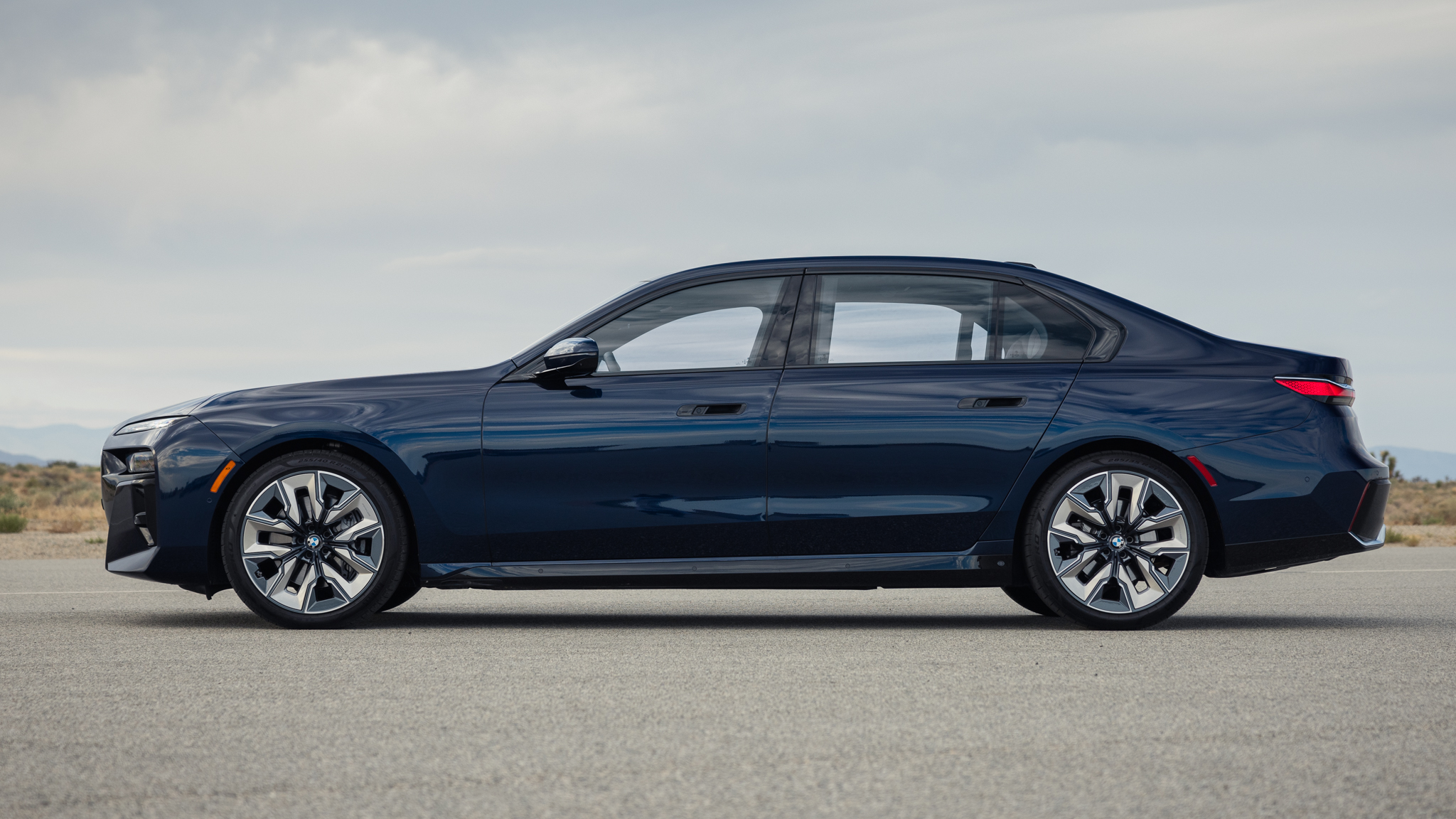 009 2024 BMW 740i sDrive side view