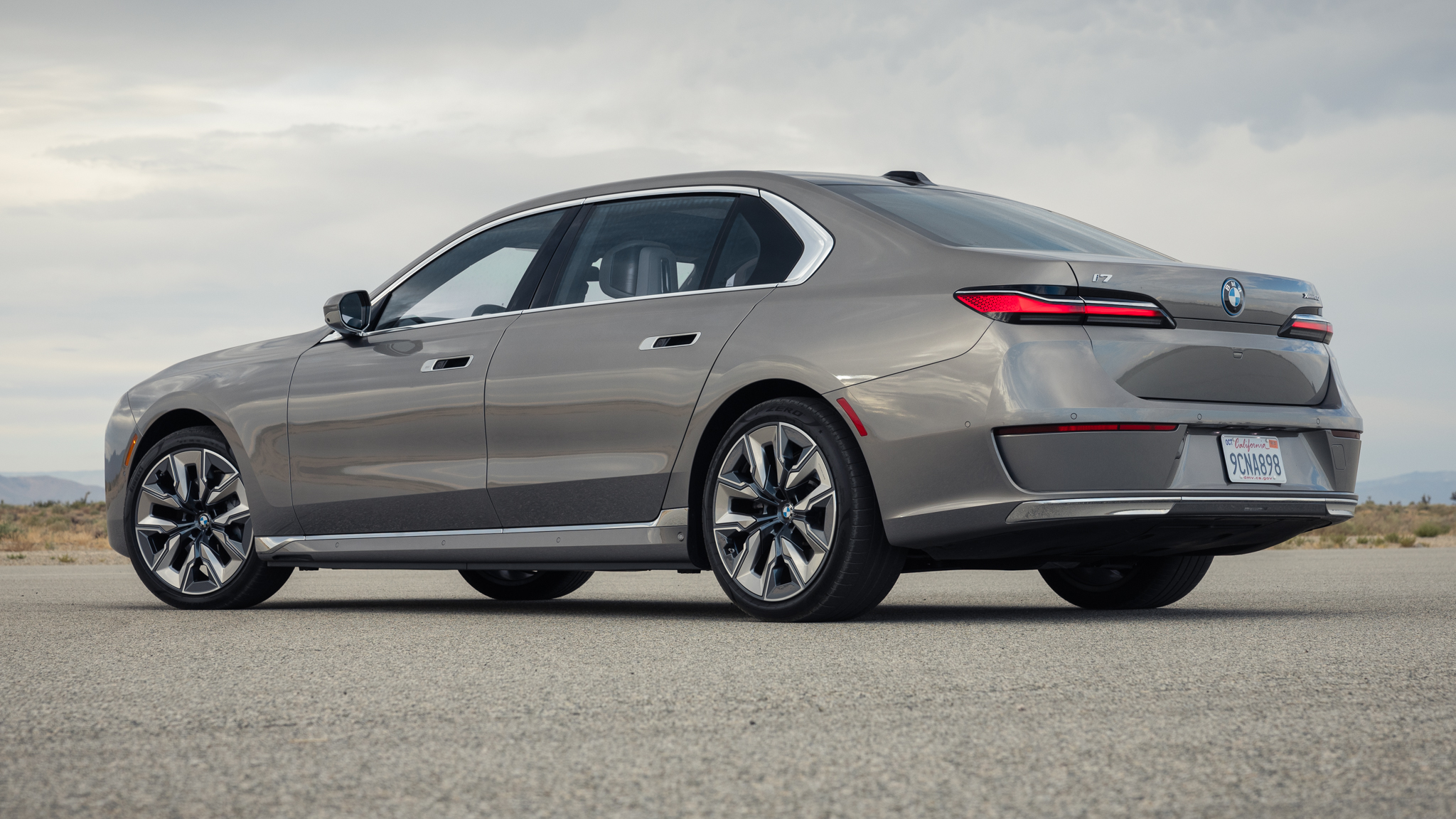 009 2024 BMW i7 xDrive60 rear three quarter