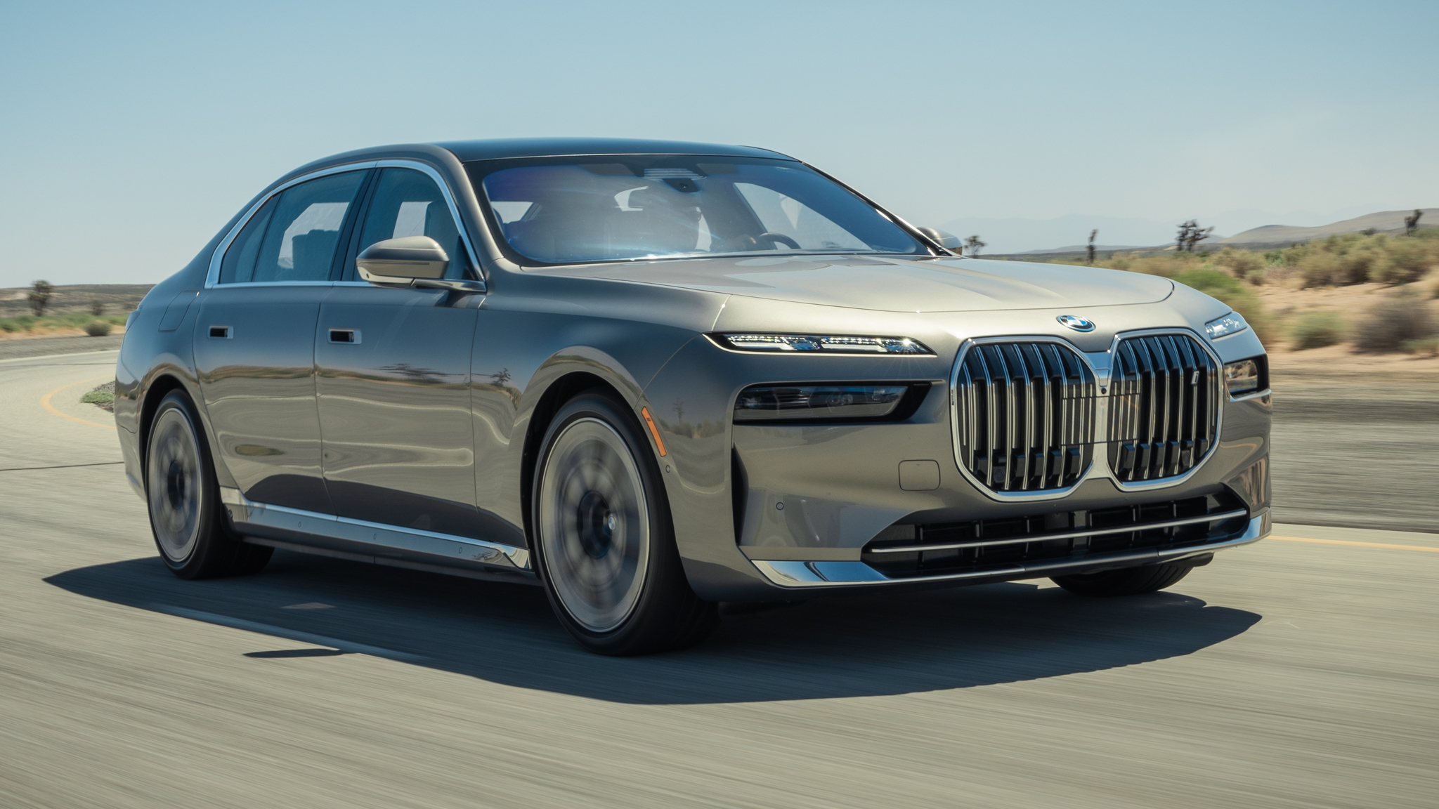 015 2024 BMW i7 xDrive60 front three quarter view