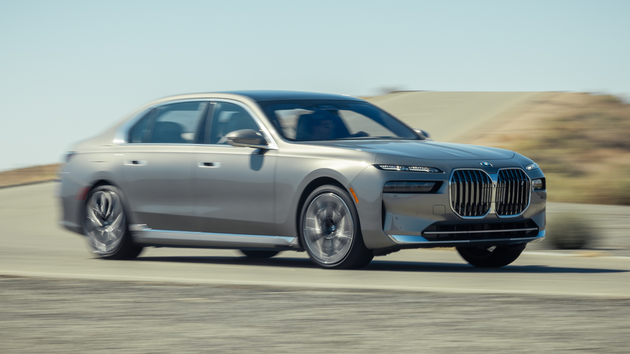 017 2024 BMW i7 xDrive60 in motion