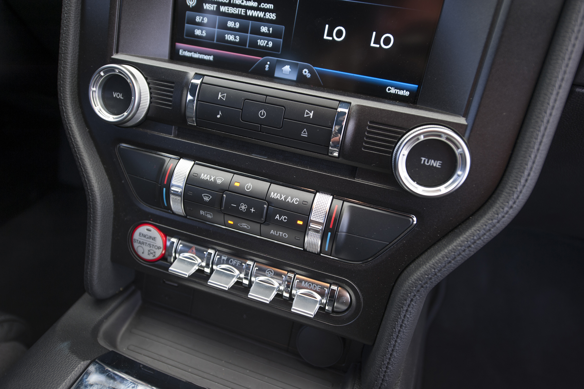 2015-Ford-Mustang-GT-center-stack