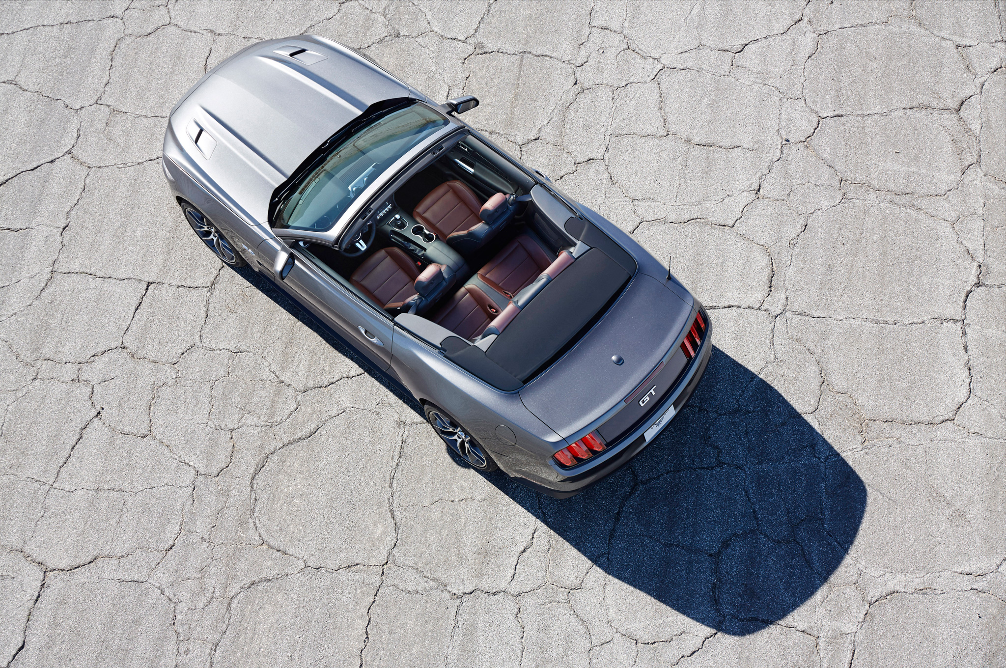 2015-Ford-Mustang-GT-convertible-directly-overhead